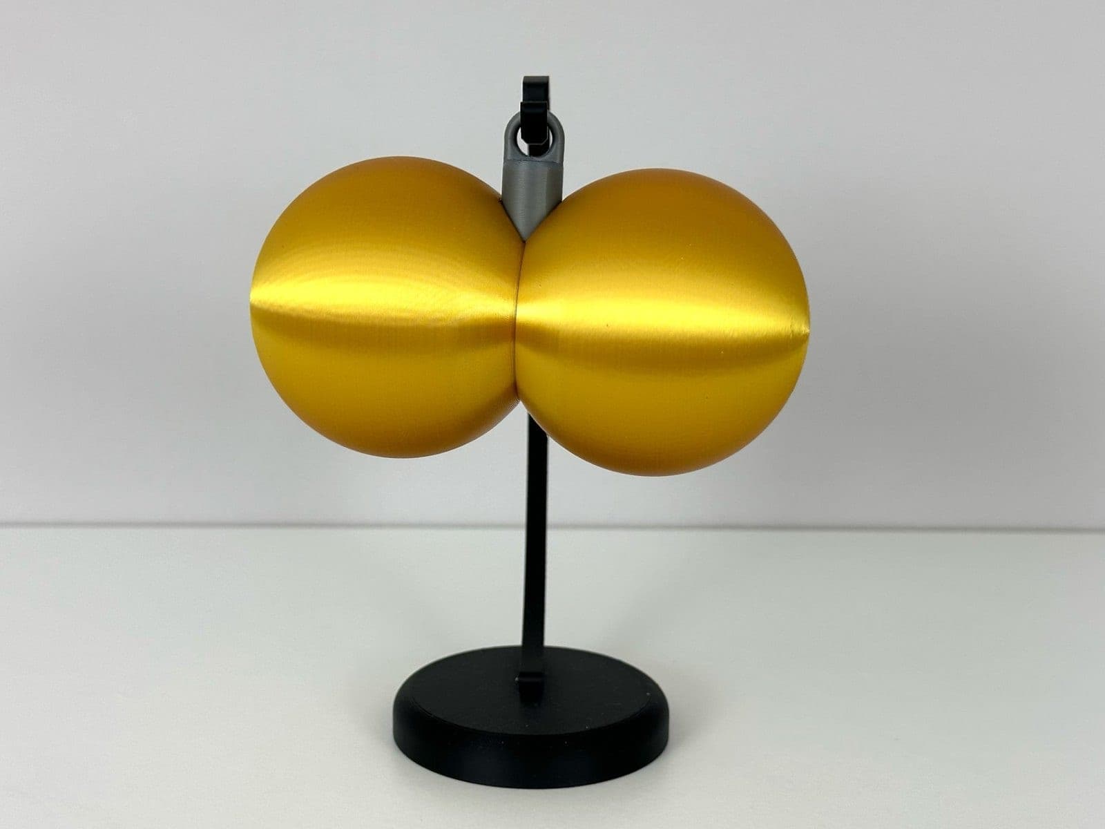 Goldkugel mit Ständer