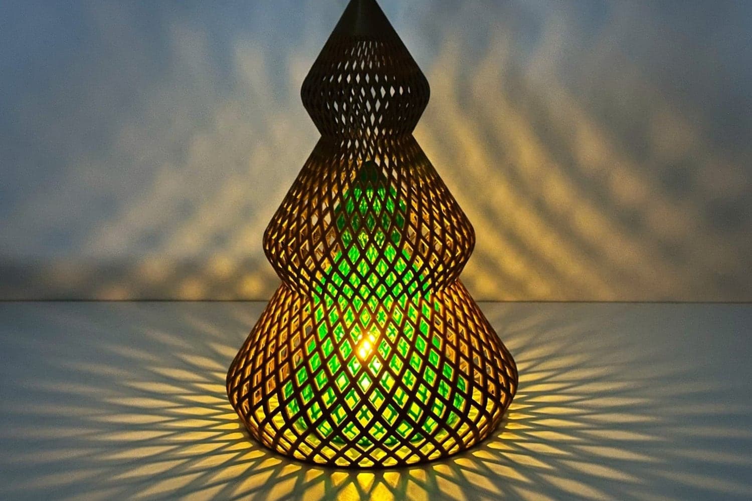 Lichtmuster an der Wand: Gitter-Deko mit LED-Teelicht